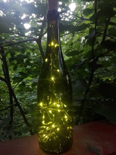   LED Palacklámpás - tömzsibb oliv színű palack - Bordeaux burgundi